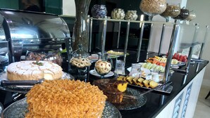 A buffet with various desserts and food items. - King Konfort Hotel (Maringá)