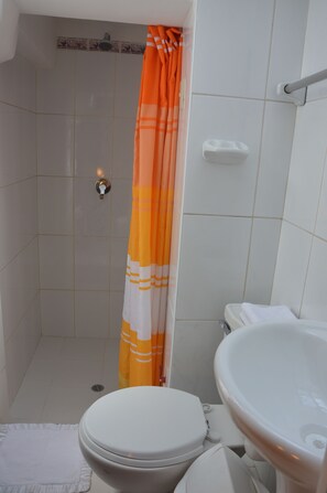 Bathroom shower - Hostal Wasichay (Cusco)
