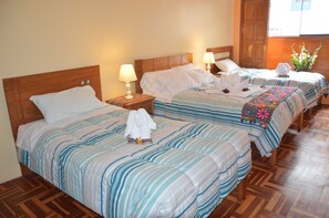 Habitación cuádruple superior | Ropa de cama de alta calidad, edredones de plumas, caja fuerte