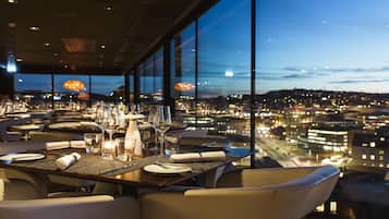 2 restaurants, breakfast, dinner served; Fusion cuisine
