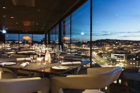 2 restaurants, breakfast, dinner served; Fusion cuisine