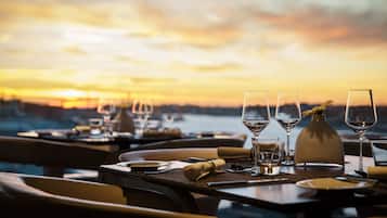 2 restaurants, breakfast, dinner served; Fusion cuisine
