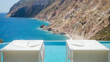 Piscine extérieure, chaises longues