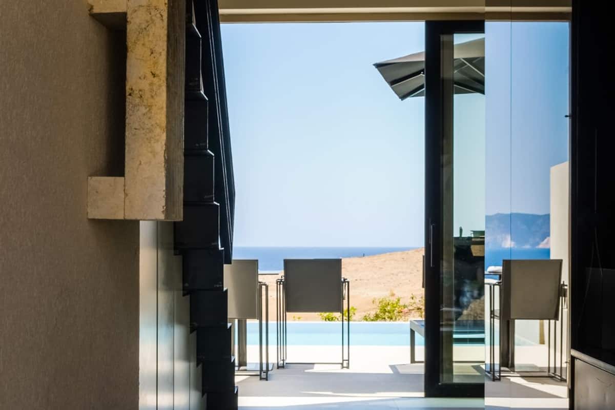 Honeymoon suite, 1 slaapkamer, uitzicht op zee | 1 slaapkamer, luxe beddengoed, een minibar, een kluis op de kamer