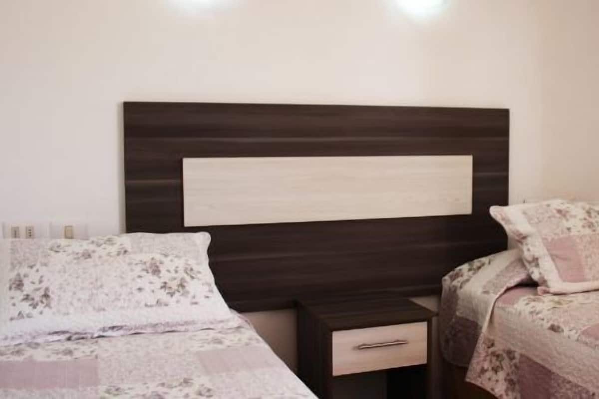 Bungalow dành cho gia đình, nhiều giường | Két bảo mật tại phòng, bàn, bàn ủi/dụng cụ ủi quần áo