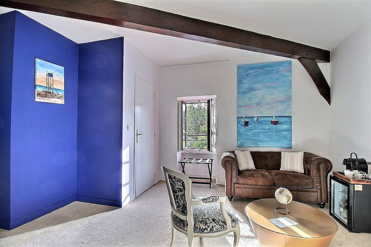 deluxe room, 1 king bed, park view | 1 bedroom, premium bedding, pillow-top beds, minibar