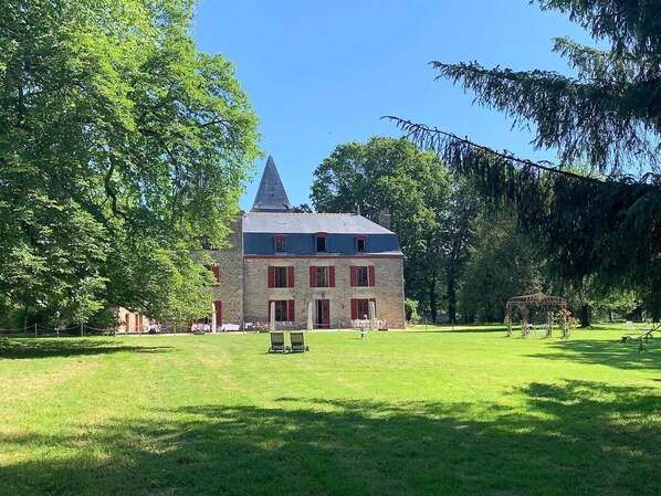Front of property - Domaine de La Briandais, a place of electromagnetic sobriety (Missillac)