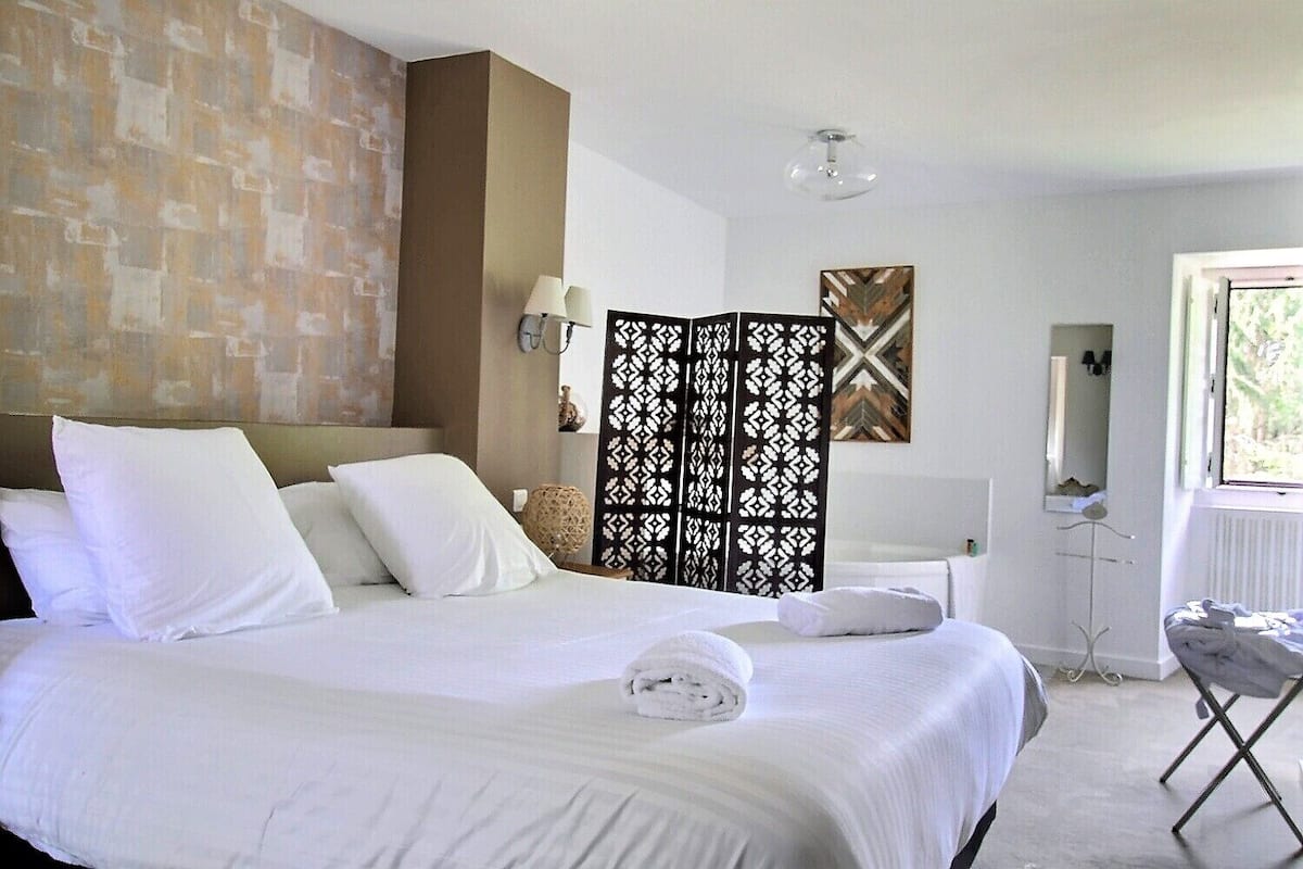 Deluxe Room, 1 King Bed, Park View | 1 bedroom, premium bedding, pillowtop beds, minibar