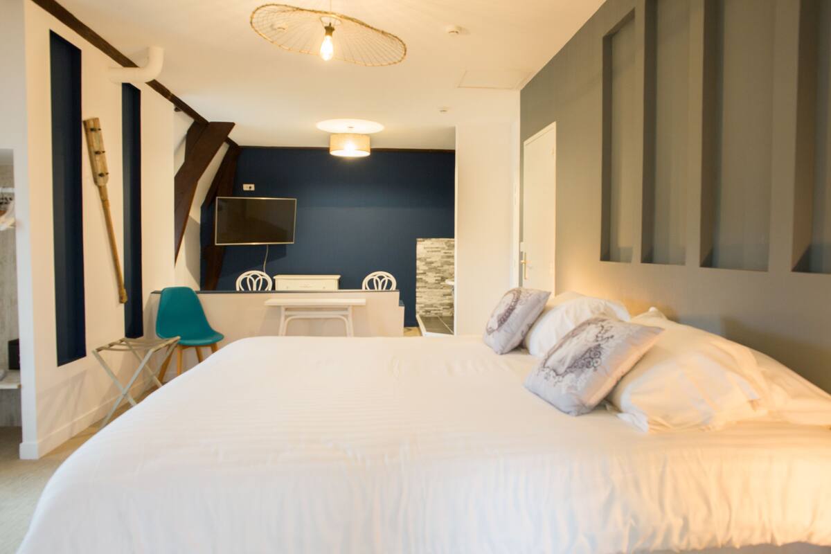 luxury room, 1 king bed, park view | 1 bedroom, premium bedding, pillow-top beds, minibar