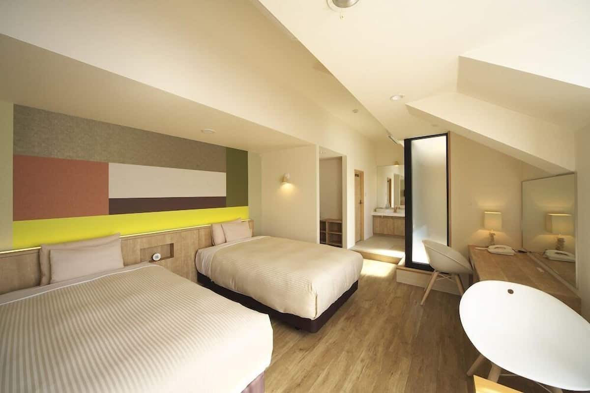Ropa de cama de alta calidad y caja de seguridad en la habitación