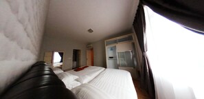 A hotel room with a bed, a wardrobe, and a bathroom. - TnJ Home (Kota Kinabalu)