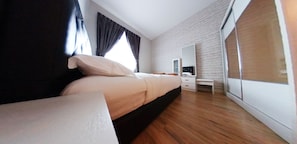Comfort-huoneisto, 3 makuuhuonetta | 3 makuuhuonetta, ylelliset vuodevaatteet, työpöytä, silitysrauta/-lauta