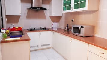 Comfort Apartment, 3 Bedrooms | Private kitchen | Fridge, microwave, stovetop, electric kettle