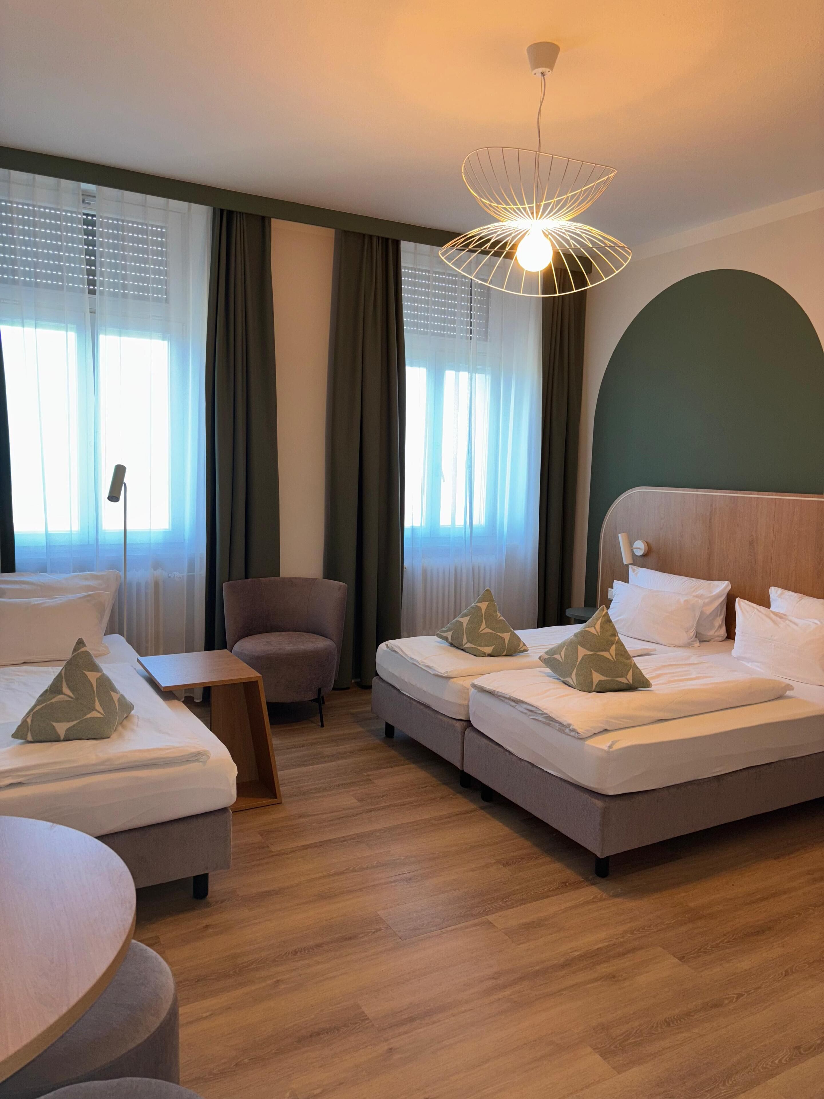 Dreibettzimmer | Zimmersafe, Schreibtisch, Verdunkelungsvorhänge, kostenloses WLAN