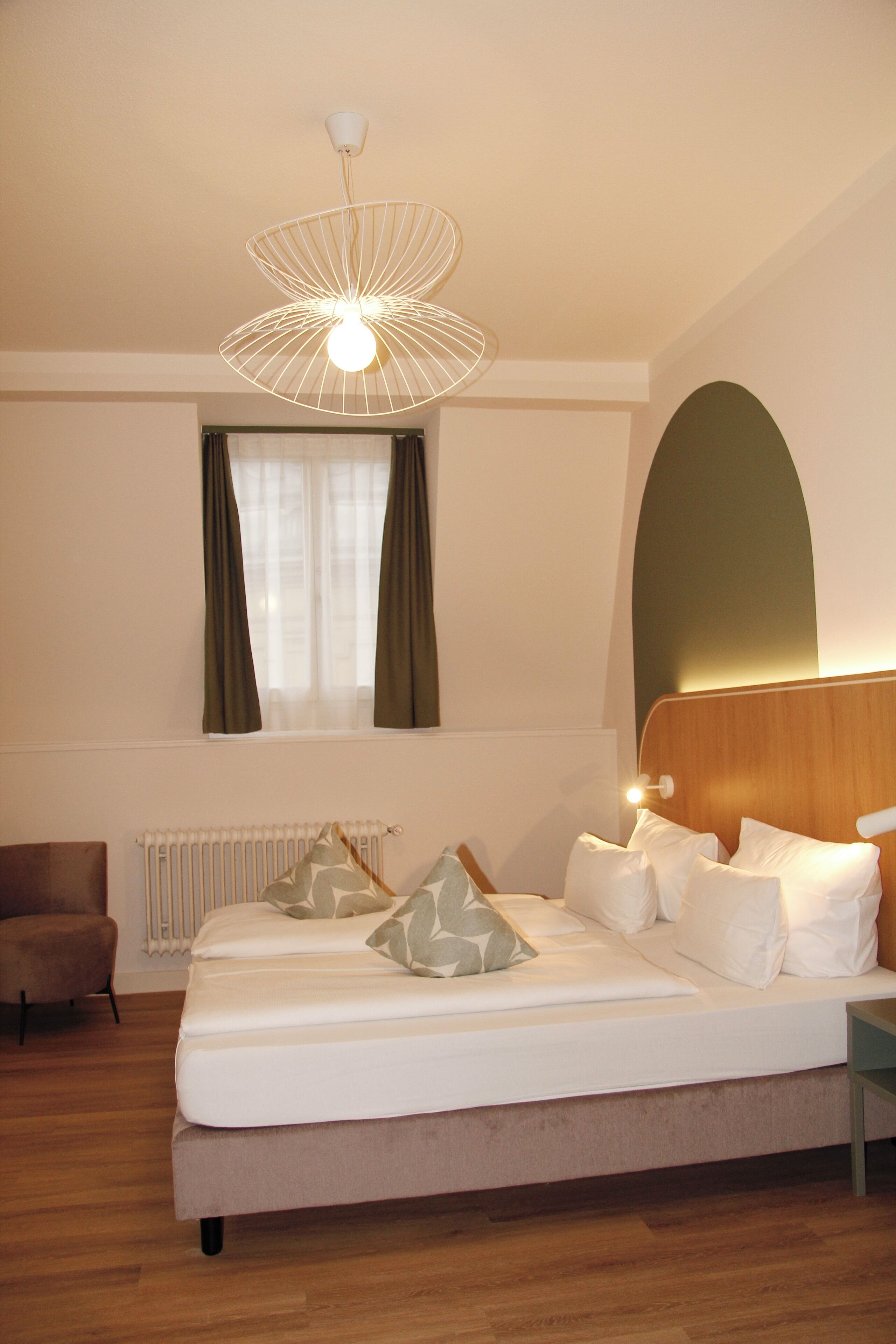 Comfort-Doppel- oder -Zweibettzimmer | Zimmersafe, Schreibtisch, Verdunkelungsvorhänge, kostenloses WLAN