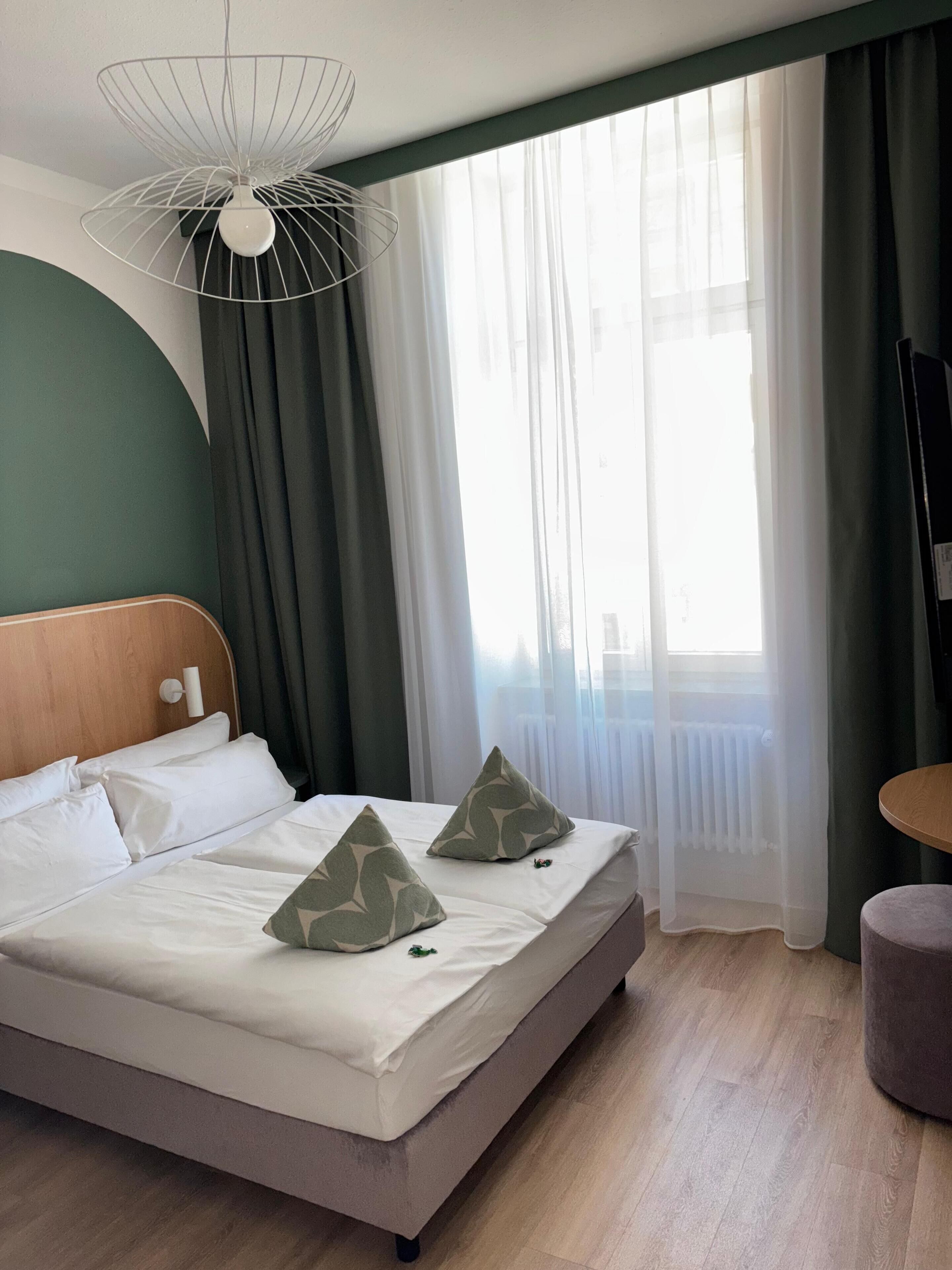 Basic-Doppelzimmer | Zimmersafe, Schreibtisch, Verdunkelungsvorhänge, kostenloses WLAN