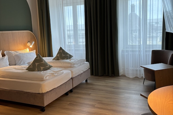 Kamer, 1 twee- of 2 eenpersoonsbedden (accessible) | Een kluis op de kamer, een bureau, verduisterende gordijnen, gratis wifi