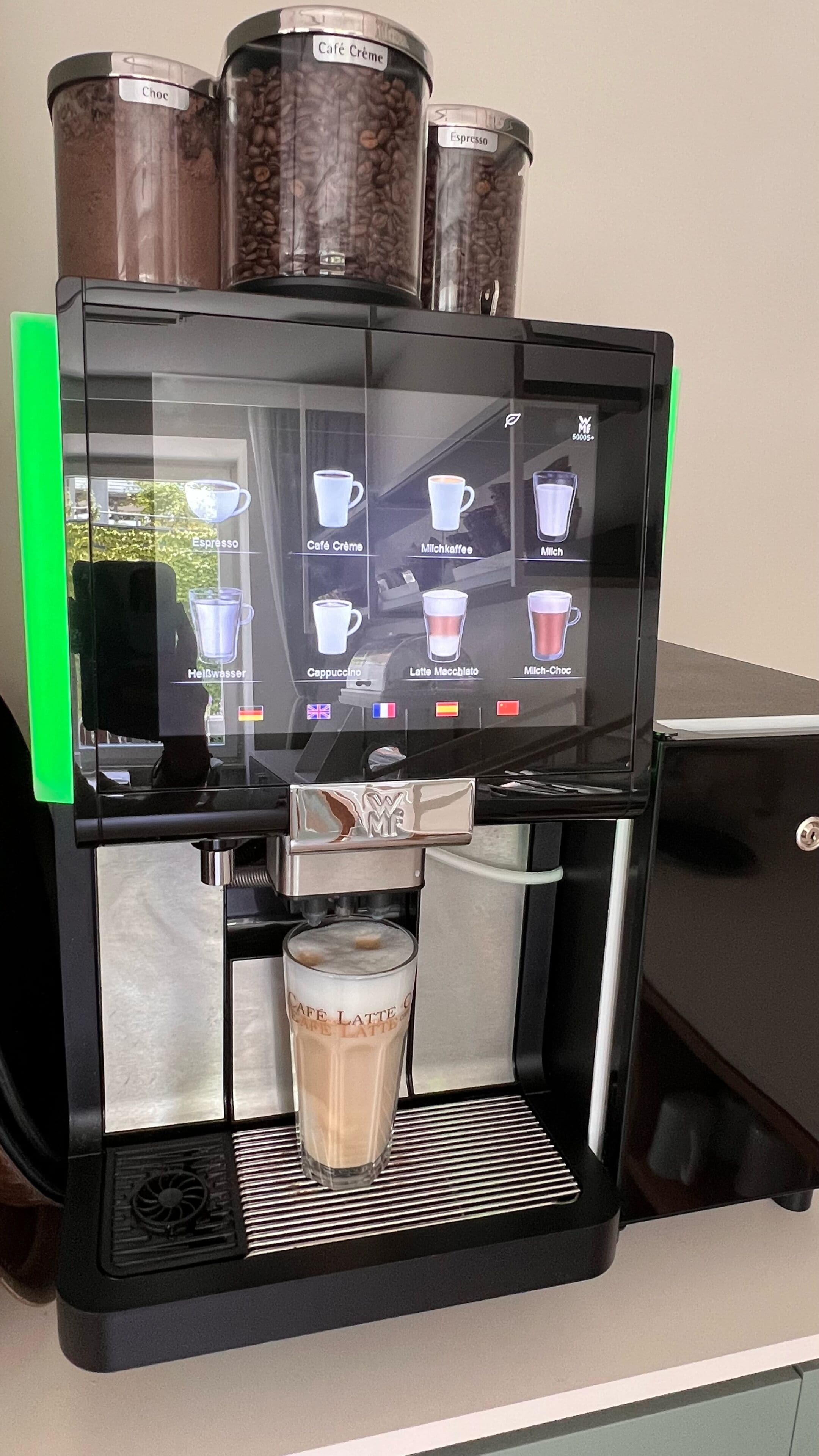 Una máquina de café con varias opciones de preparación, como espresso, café crème y bebidas con leche.