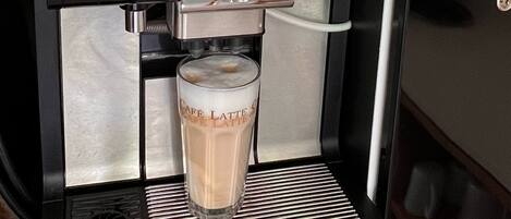 Una máquina de café con varias opciones de preparación, como espresso, café crème y bebidas con leche.