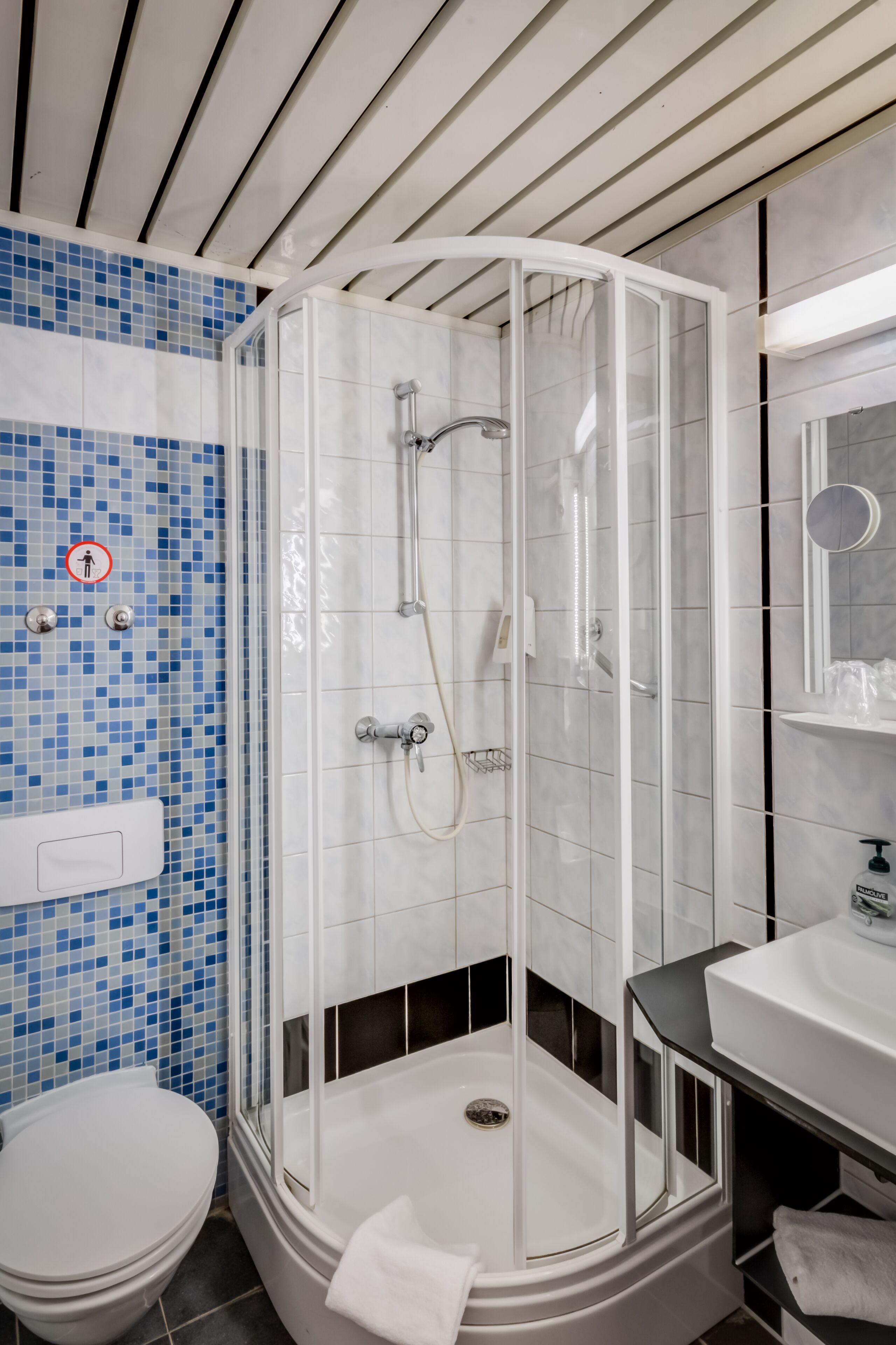 free toiletries, towels