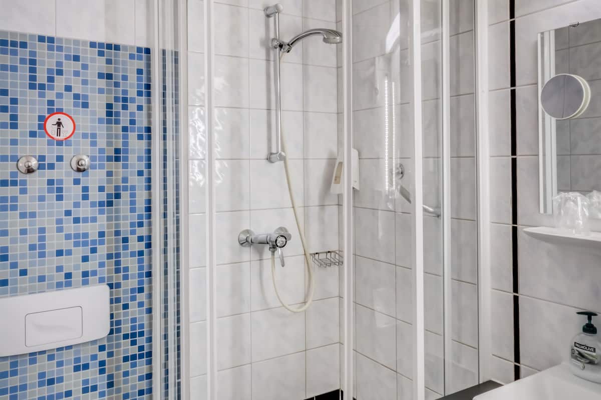 free toiletries, towels