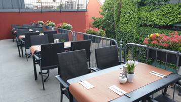 Desayuno buffet diario (EUR 12.90 por persona)