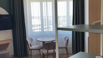 Vierbettzimmer | Zimmersafe, Schreibtisch, VerdunkelungsvorhÀnge, kostenloses WLAN