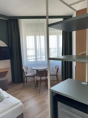 Firemannsrom | Safe på rommet, skrivebord, blendingsgardiner og wi-fi (inkludert)