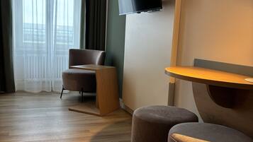 Doppel- oder Zweibettzimmer (accessible) | Wohnbereich | Flachbildfernseher