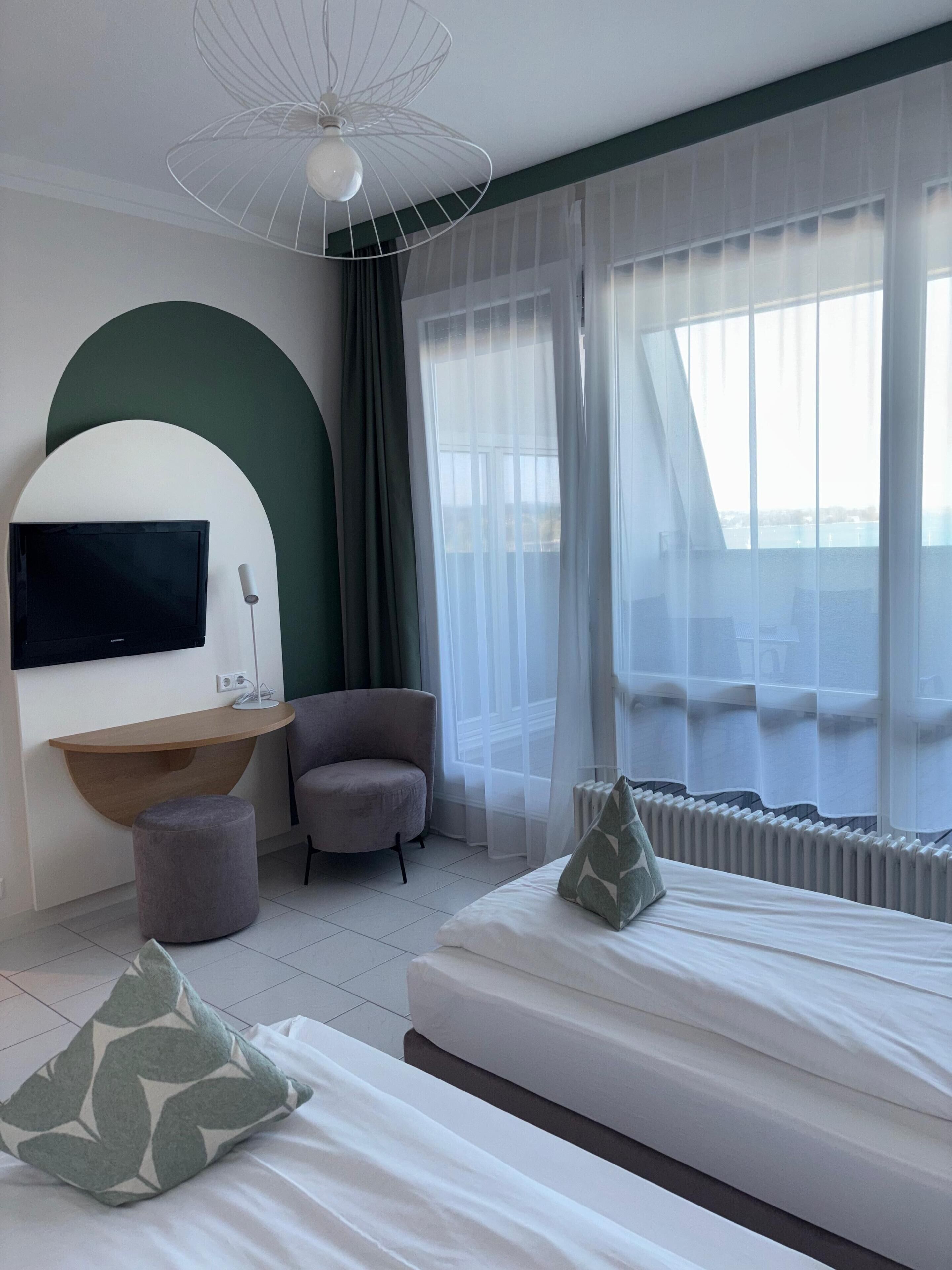 Family Room | In-room safe, desk, blackout curtains, free WiFi