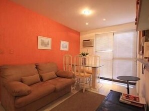 Apartamento standard, 2 quartos | Área de estar | TV