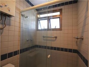 Apartamento estándar, 2 habitaciones | Ducha del cuarto de baño