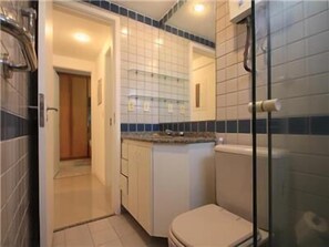 Ein Badezimmer mit Toilette, Dusche und Waschbecken.