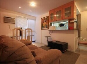 Apartament estàndard, 2 dormitoris | Sala d'estar | Televisor 