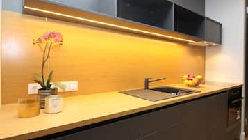 Refrigerador, microondas, placa de cocina, cafetera/tetera