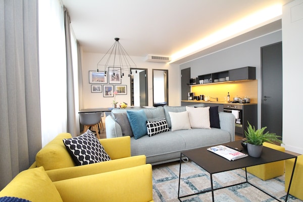 Apartment, 3 Bedrooms, 2 Bathrooms | Living room | Flat-screen TV