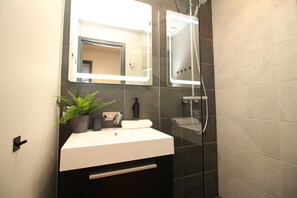 Een douche, gratis toiletartikelen, een haardroger, handdoeken