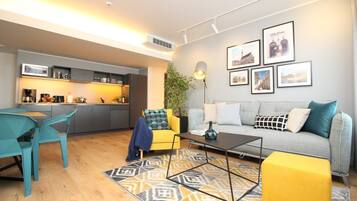 Apartment, 2 Bedrooms, 2 Bathrooms | Ruang tamu | TV skrin rata