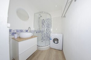 Estúdio design, sacada | Banheiro | Chuveiro, produtos de toalete grátis, secador de cabelo 