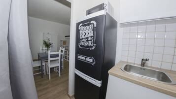Estúdio design, sacada | Cozinha privada | Geladeira grande, micro-ondas, fogão, cooktop