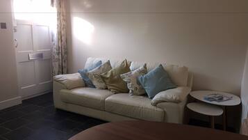 Cottage, 2 phòng ngủ | Khu phòng khách | TV màn hình phẳng 32-inch có truyền hình kỹ thuật số, TV, iPod dock