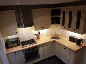 Cottage, 2 Bedrooms | Private kitchen | Full-sized fridge, microwave, oven, stovetop - St Michaels Cottage (St Albans)