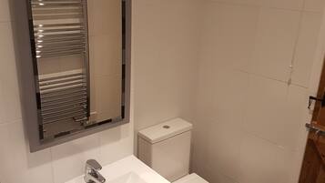 Cottage, 2 Bedrooms | Bathroom | Combined shower/bathtub, free toiletries, hair dryer, slippers