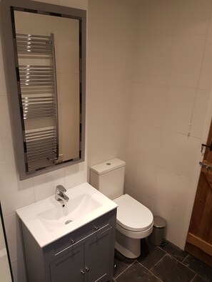 Cottage, 2 Bedrooms | Bathroom | Combined shower/bathtub, free toiletries, hair dryer, slippers - St Michaels Cottage (St Albans)