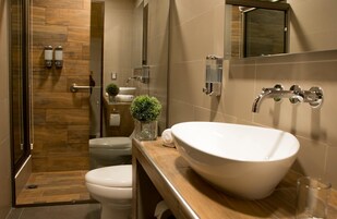 Habitación doble de uso individual | Baño | Ducha, artículos de higiene personal gratuitos y secador de pelo
