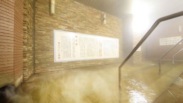 Un baño de vapor con un cartel en la pared y una escalera de metal.