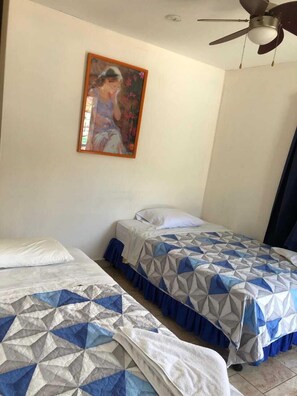 Basic Double Room, 2 Single Beds | Desk, rollaway beds, free WiFi - Hotel Neblina (Jinotega)