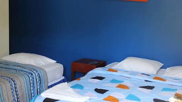 Habitación triple básica, varias camas | Escritorio, camas extra y wifi gratis