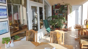 Lunch, dinner, brunch served; local and international cuisine