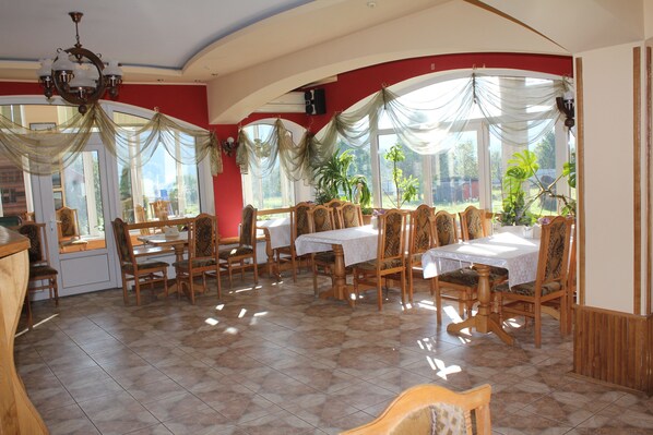 تقديم الغداء والعشاء، خيارت الطبخ المحلي والعالمي